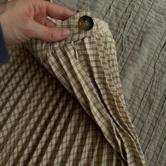 Le Lis Collection Pleated Mini Skirt - Picture 2 of 4